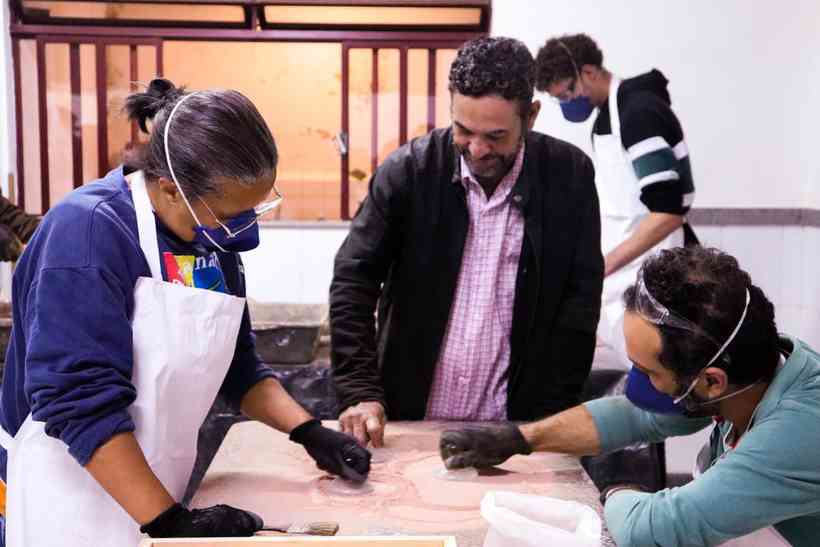 Alunos reunidos para atividade da aula de pintura(foto: Larissa Kümpel/EM/D.A Press )