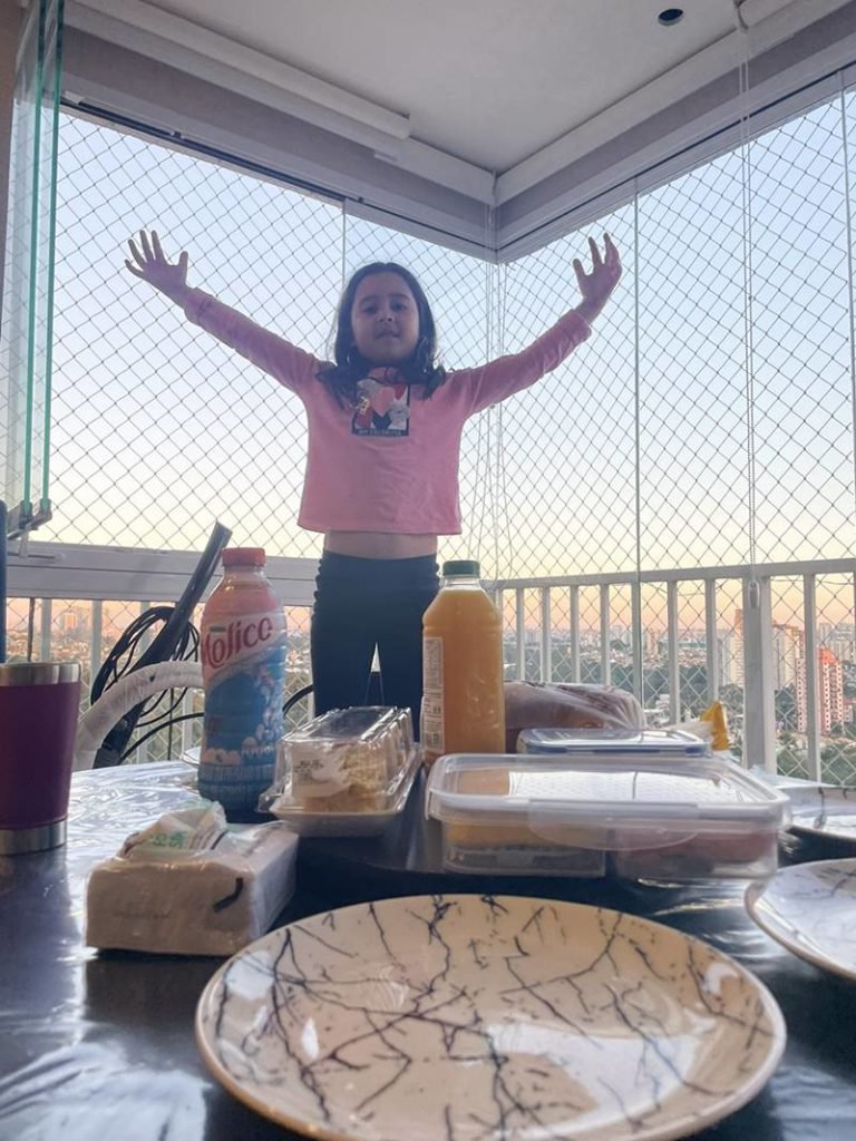 E fazer brincadeiras com recortes da foto original Foto: Twitter/Reprodução