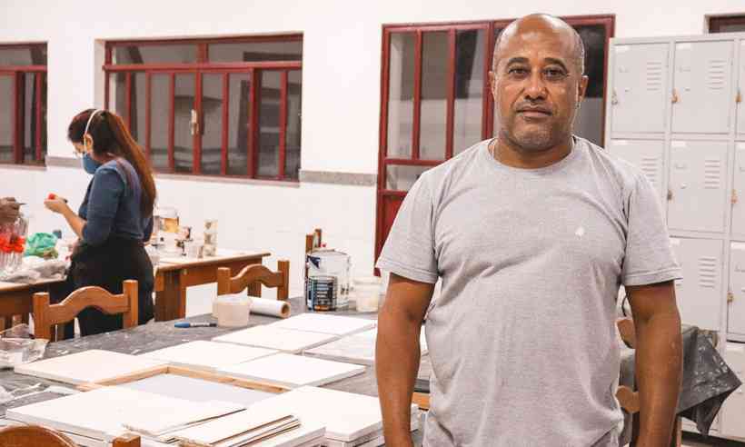 O professor Alexandre Ricardo Rocha ensina os alunos a usar pigmentos naturais(foto: Larissa Kümpel/EM/D.A Press)